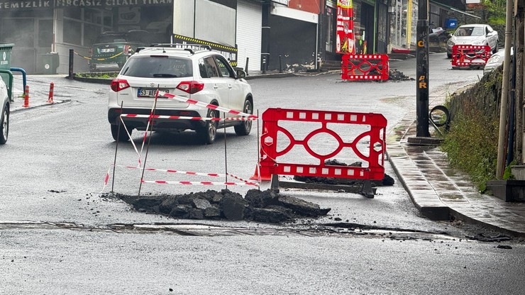 rizenin-simge-noktalarindan-ziraat-cay-bahcesi-ile-valilik-konutuna-da-ulasim-guzergahindaki-zihni-derin-caddesi-yaklasik-2-aydir-bitmek-bilmeyen-altyapi-calismalari-nedeniyle-adeta-bir-yap-boz-6.jpg