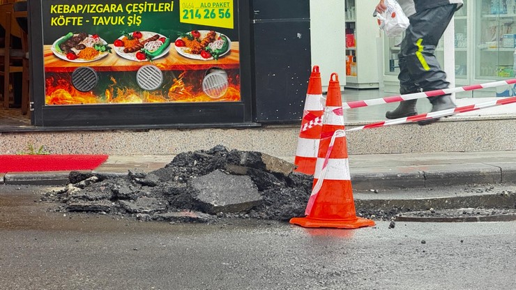 rizenin-simge-noktalarindan-ziraat-cay-bahcesi-ile-valilik-konutuna-da-ulasim-guzergahindaki-zihni-derin-caddesi-yaklasik-2-aydir-bitmek-bilmeyen-altyapi-calismalari-nedeniyle-adeta-bir-yap-boz-7.jpg