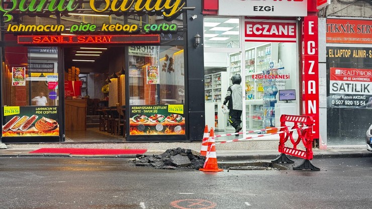 rizenin-simge-noktalarindan-ziraat-cay-bahcesi-ile-valilik-konutuna-da-ulasim-guzergahindaki-zihni-derin-caddesi-yaklasik-2-aydir-bitmek-bilmeyen-altyapi-calismalari-nedeniyle-adeta-bir-yap-boz-8.jpg