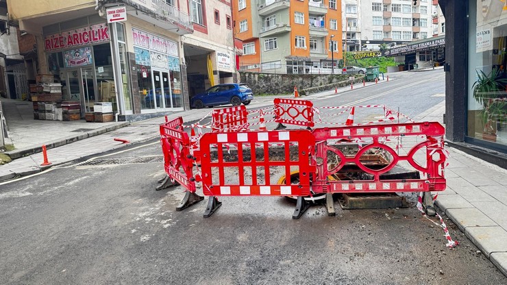 rizenin-simge-noktalarindan-ziraat-cay-bahcesi-ile-valilik-konutuna-da-ulasim-guzergahindaki-zihni-derin-caddesi-yaklasik-2-aydir-bitmek-bilmeyen-altyapi-calismalari-nedeniyle-adeta-bir-yap-boz-9.jpg