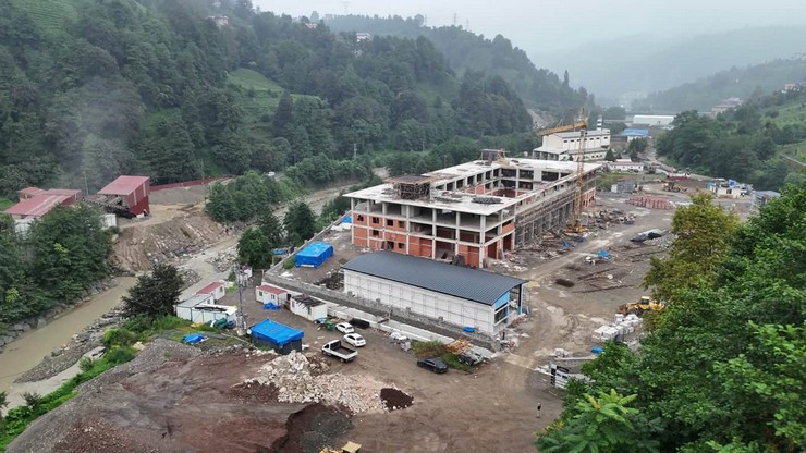 rize-il-ozel-idaresi-tarafindan-yurutulen-corapcilar-yerleskesi-atolye-ve-merkez-santiye-binasi-projesi-tum-hiziyla-devam-ediyor-1-001.jpg