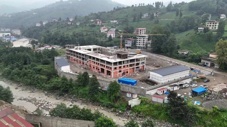 rize-il-ozel-idaresi-tarafindan-yurutulen-corapcilar-yerleskesi-atolye-ve-merkez-santiye-binasi-projesi-tum-hiziyla-devam-ediyor-4-001.jpg