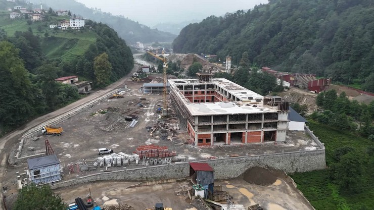 rize-il-ozel-idaresi-tarafindan-yurutulen-corapcilar-yerleskesi-atolye-ve-merkez-santiye-binasi-projesi-tum-hiziyla-devam-ediyor-5-001.jpg