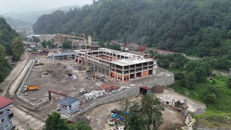 rize-il-ozel-idaresi-tarafindan-yurutulen-corapcilar-yerleskesi-atolye-ve-merkez-santiye-binasi-projesi-tum-hiziyla-devam-ediyor-7-001.jpg