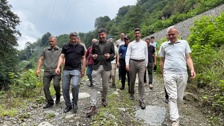 rizenin-guneysu-ilcesindeki-derelere-25-bin-kirmizi-benekli-alabalik-yavrusu-birakildi-2.jpg