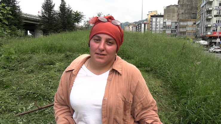 rizede-gecimini-hayvancilikla-saglayan-zeynep-cengiz-hayvanlarinin-yem-ihtiyacini-karsilamak-icin-belediye-ekiplerinden-once-davranarak-kent-merkezindeki-yesil-alanlardaki-otlari-tirpanla-biciyo.jpg