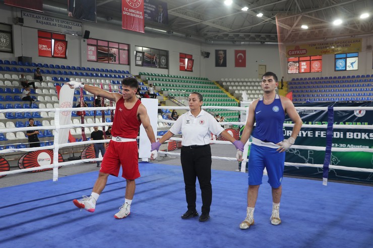 turkiye-boks-federasyonunca-rizede-duzenlenen-yesilay-23-yas-alti-turkiye-ferdi-boks-sampiyonasi-sona-erdi-5.jpg