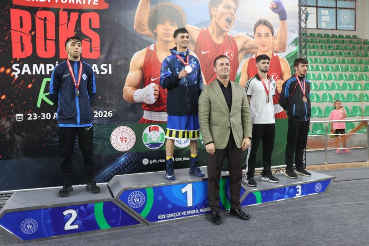 turkiye-boks-federasyonunca-rizede-duzenlenen-yesilay-23-yas-alti-turkiye-ferdi-boks-sampiyonasi-sona-erdi-7.jpg