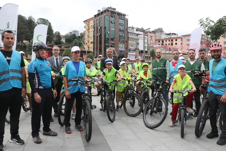 rizede-30-agustos-zafer-bayrami-dolayisiyla-bisiklet-turu-duzenlendi-3.jpg