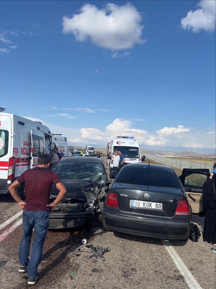 bayburtta-trafik-kazasinda-9-kisi-yaralandi-2.jpg