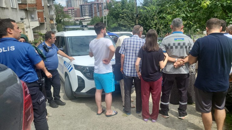 rize-kent-merkezine-bagli-yaglitas-mahallesinde-kendilerini-belediye-gorevlisi-olarak-tanitan-uc-kisi-mahalle-sakinlerini-tedirgin-etti-1.jpg