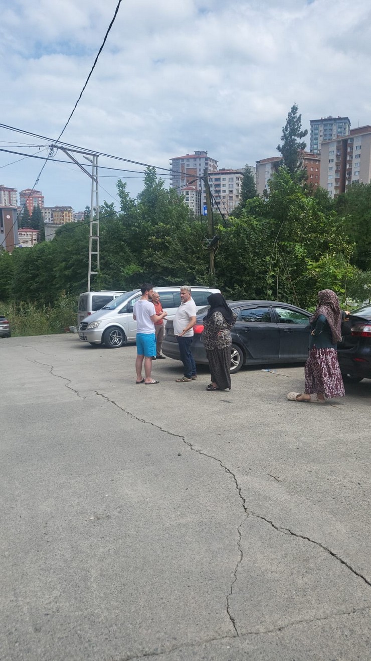 rize-kent-merkezine-bagli-yaglitas-mahallesinde-kendilerini-belediye-gorevlisi-olarak-tanitan-uc-kisi-mahalle-sakinlerini-tedirgin-etti-2.jpg