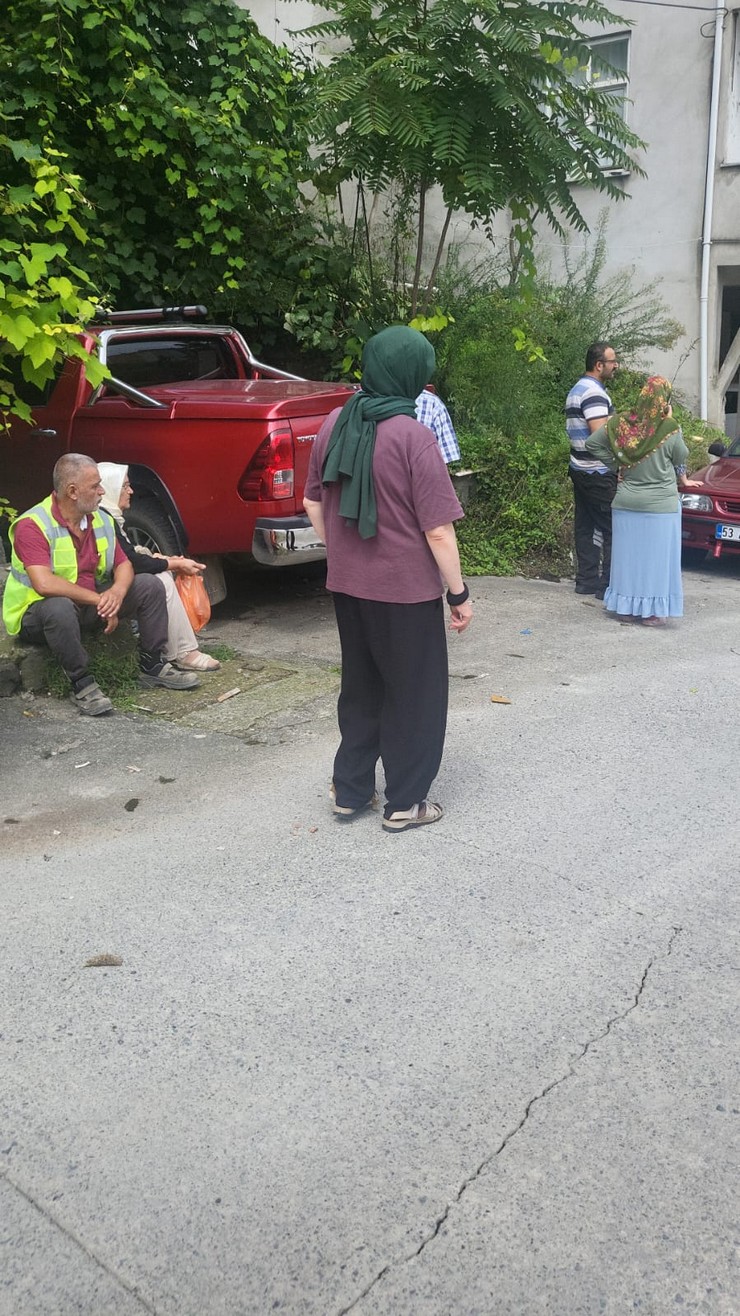rize-kent-merkezine-bagli-yaglitas-mahallesinde-kendilerini-belediye-gorevlisi-olarak-tanitan-uc-kisi-mahalle-sakinlerini-tedirgin-etti-3.jpg