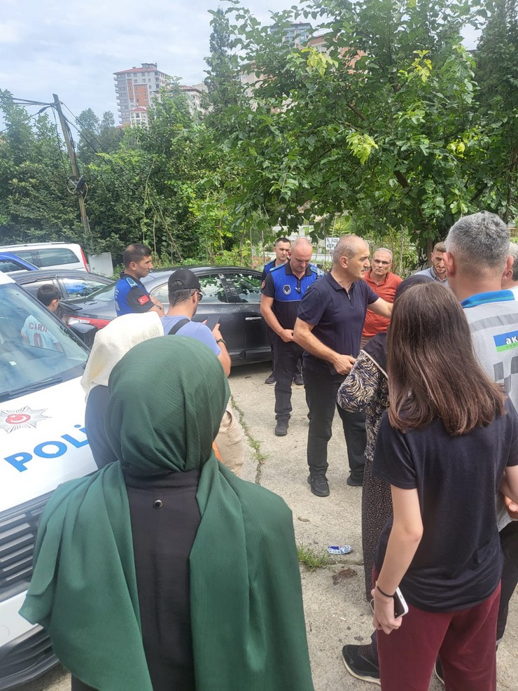 rize-kent-merkezine-bagli-yaglitas-mahallesinde-kendilerini-belediye-gorevlisi-olarak-tanitan-uc-kisi-mahalle-sakinlerini-tedirgin-etti-4.jpg