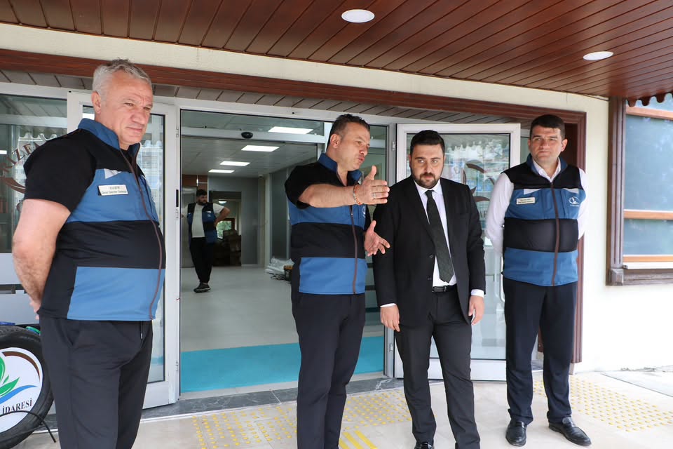 rize-il-genel-meclis-baskani-av-ali-imran-buyuk-il-ozel-idaresinin-yeni-binasini-ziyaret-ederek-burada-gorev-yapan-personelle-bir-araya-geldi-11.jpg