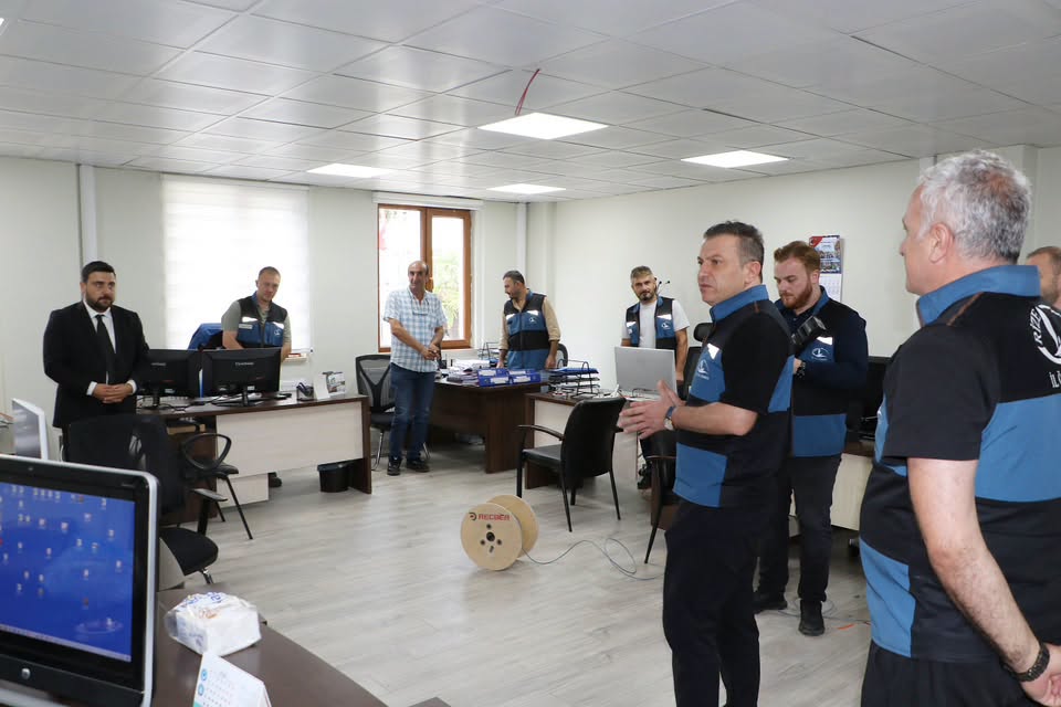 rize-il-genel-meclis-baskani-av-ali-imran-buyuk-il-ozel-idaresinin-yeni-binasini-ziyaret-ederek-burada-gorev-yapan-personelle-bir-araya-geldi-12.jpg