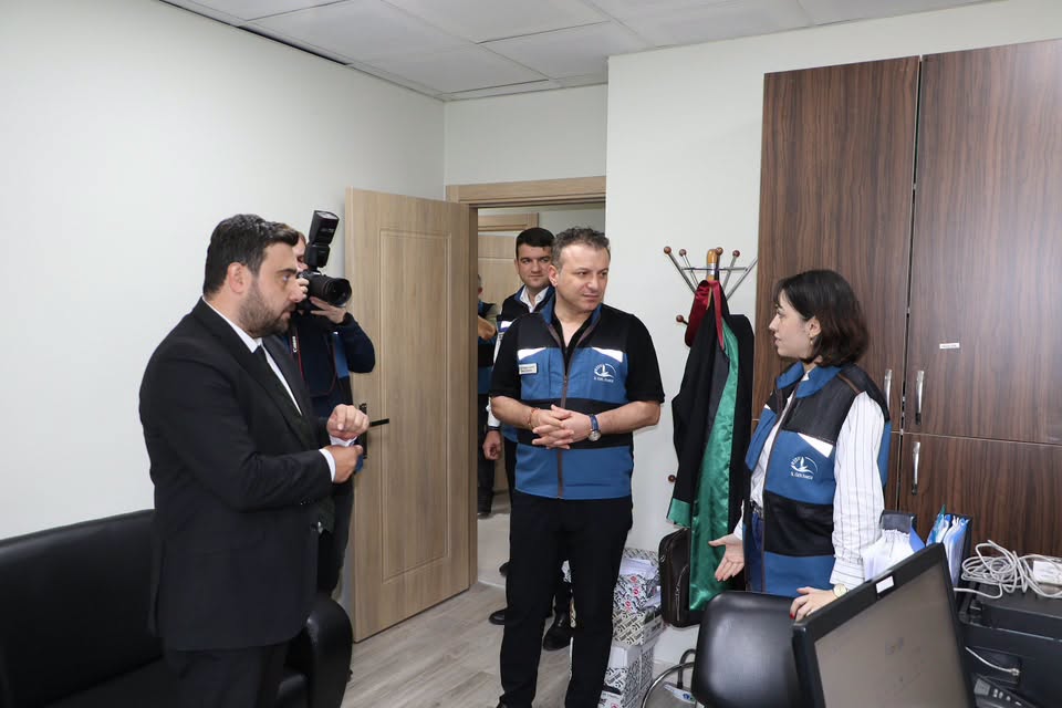 rize-il-genel-meclis-baskani-av-ali-imran-buyuk-il-ozel-idaresinin-yeni-binasini-ziyaret-ederek-burada-gorev-yapan-personelle-bir-araya-geldi-13.jpg