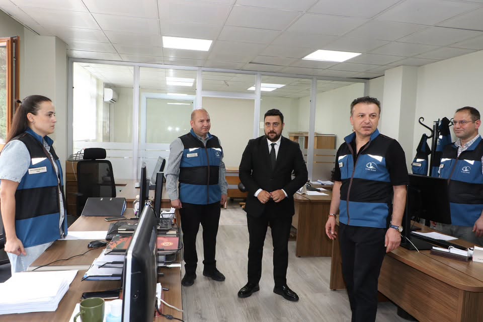 rize-il-genel-meclis-baskani-av-ali-imran-buyuk-il-ozel-idaresinin-yeni-binasini-ziyaret-ederek-burada-gorev-yapan-personelle-bir-araya-geldi-3.jpg