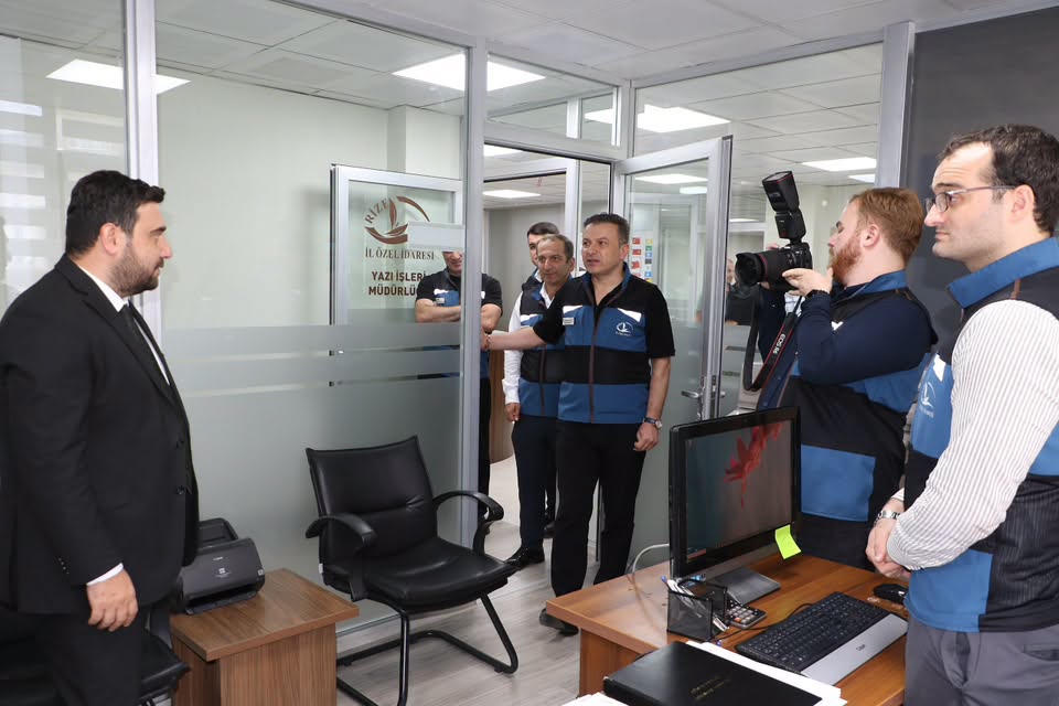 rize-il-genel-meclis-baskani-av-ali-imran-buyuk-il-ozel-idaresinin-yeni-binasini-ziyaret-ederek-burada-gorev-yapan-personelle-bir-araya-geldi-4.jpg