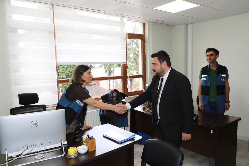 rize-il-genel-meclis-baskani-av-ali-imran-buyuk-il-ozel-idaresinin-yeni-binasini-ziyaret-ederek-burada-gorev-yapan-personelle-bir-araya-geldi-6.jpg