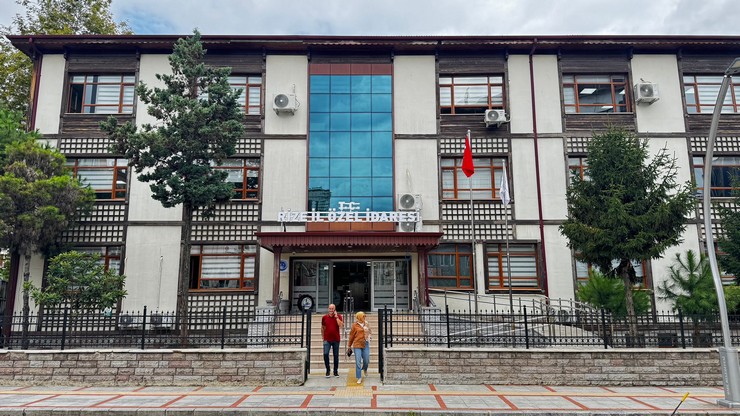 rize-il-ozel-idaresi-engindere-mahallesindeki-mevcut-hizmet-alanindan-rize-merkeze-tasinarak-eski-il-halk-kutuphanesi-binasinda-gecici-olarak-hizmet-vermeye-basladi-1.jpg