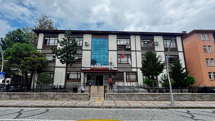 rize-il-ozel-idaresi-engindere-mahallesindeki-mevcut-hizmet-alanindan-rize-merkeze-tasinarak-eski-il-halk-kutuphanesi-binasinda-gecici-olarak-hizmet-vermeye-basladi-2.jpg
