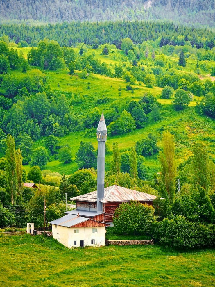 artvindeki-yanginda-ahsap-cami-kullanilamaz-hale-geldi-3.jpg