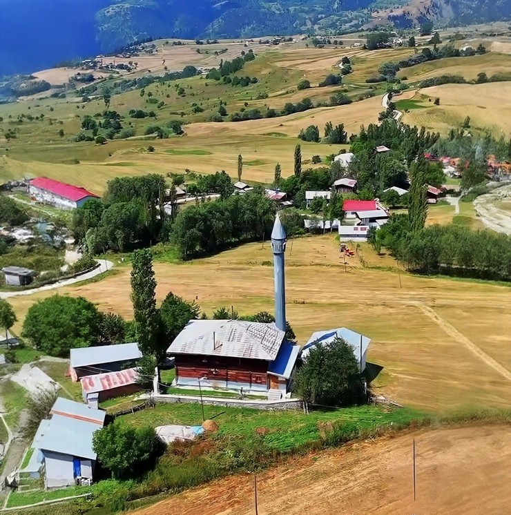 artvindeki-yanginda-ahsap-cami-kullanilamaz-hale-geldi-4.jpg