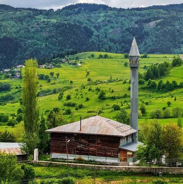 artvindeki-yanginda-ahsap-cami-kullanilamaz-hale-geldi-5.jpg