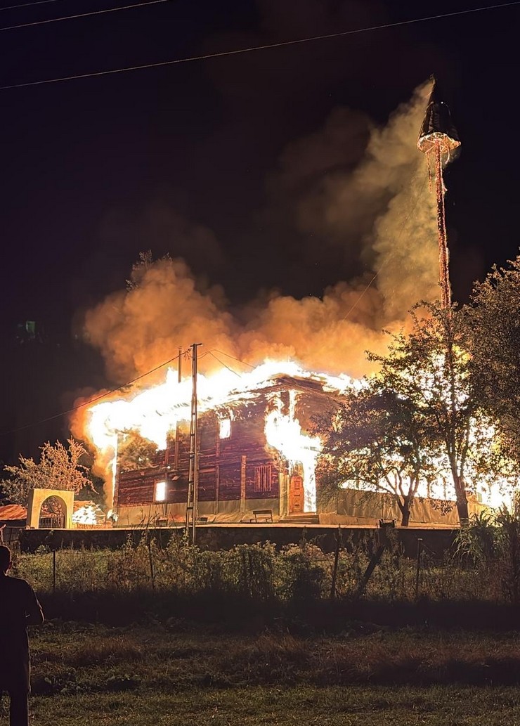 artvindeki-yanginda-ahsap-cami-kullanilamaz-hale-geldi.jpg
