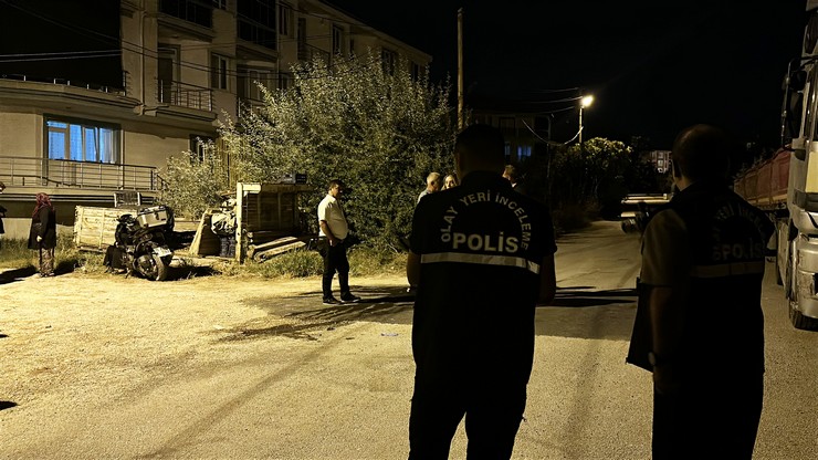 burdurda-park-halindeki-tirin-dorsesine-carparak-agir-yaralanan-motosiklet-surucusu-kaldirildigi-hastanede-dugun-gunu-hayatini-kaybetti-1.jpg
