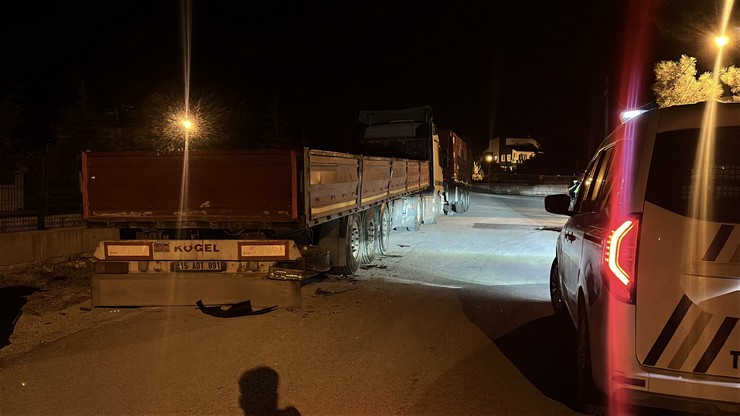 burdurda-park-halindeki-tirin-dorsesine-carparak-agir-yaralanan-motosiklet-surucusu-kaldirildigi-hastanede-dugun-gunu-hayatini-kaybetti-7.jpg