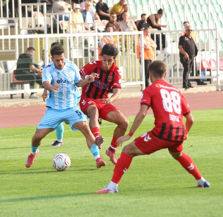 nesine-3-lig-1-grupta-sezonun-ilk-haftasinda-pazarspor-deplasmanda-galata-spor-kulubu-ile-golsuz-berabere-kaldi-8.jpg