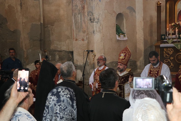 van-golundeki-akdamar-adasinda-bulunan-yaklasik-1100-yillik-akdamar-kilisesinde-restorasyon-sonrasi-14uncu-ayin-basladi-1.jpg