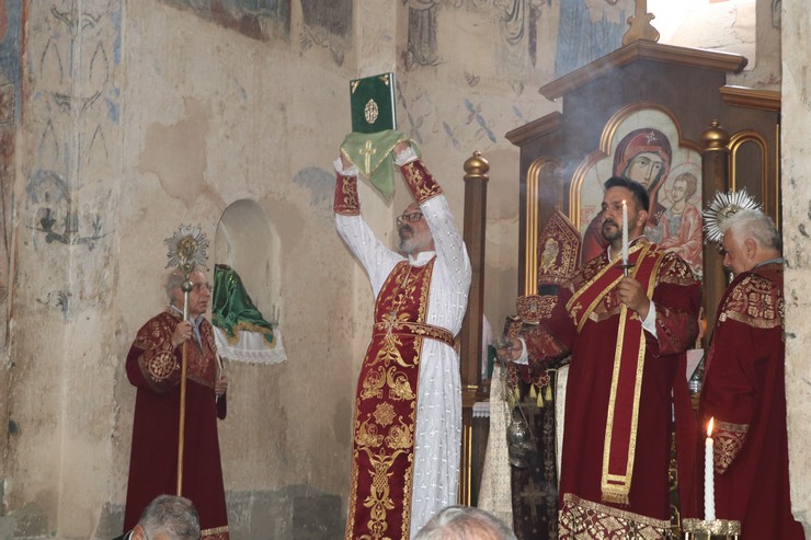 van-golundeki-akdamar-adasinda-bulunan-yaklasik-1100-yillik-akdamar-kilisesinde-restorasyon-sonrasi-14uncu-ayin-basladi-4.jpg