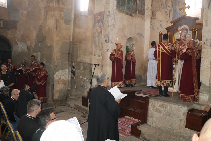 van-golundeki-akdamar-adasinda-bulunan-yaklasik-1100-yillik-akdamar-kilisesinde-restorasyon-sonrasi-14uncu-ayin-basladi-5.jpg