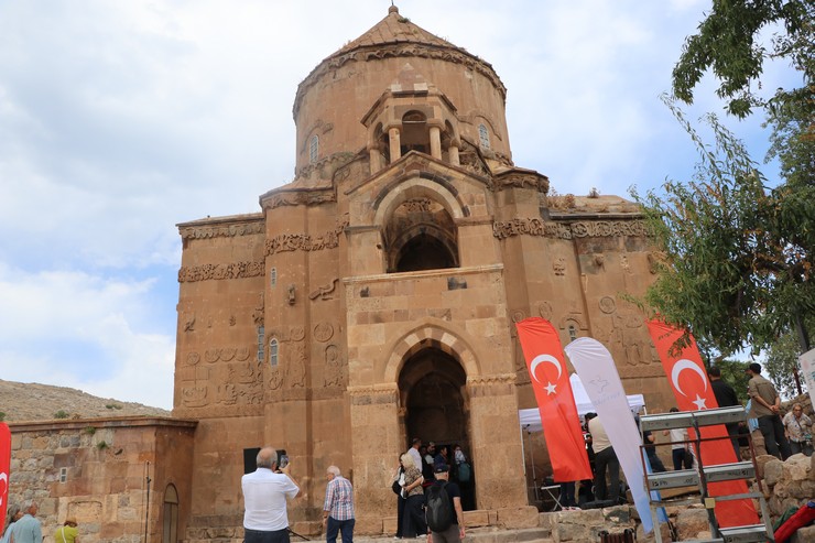 van-golundeki-akdamar-adasinda-bulunan-yaklasik-1100-yillik-akdamar-kilisesinde-restorasyon-sonrasi-14uncu-ayin-basladi-6.jpg
