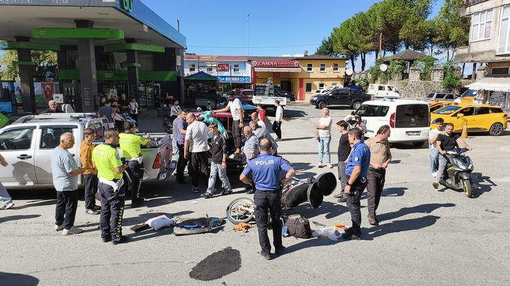 rizenin-pazar-ilcesinde-2-motosikletin-carpistigi-kazada-suruculer-yaralandi-kaza-bir-is-yerinin-guvenlik-kamerasina-yansidi-7.jpg