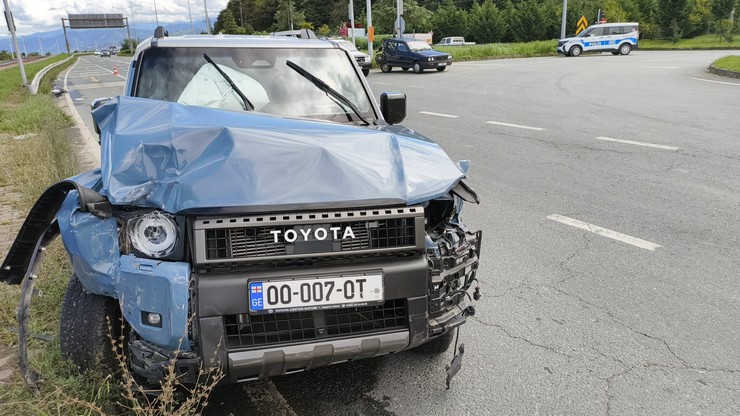 rizenin-pazar-ilcesinde-karadeniz-sahil-yolunda-gurcistan-plakali-cipin-trafik-isiklarinda-bekleyen-3-araca-arkadan-carptigi-kazada-1-kisi-yaralandi-1.jpg