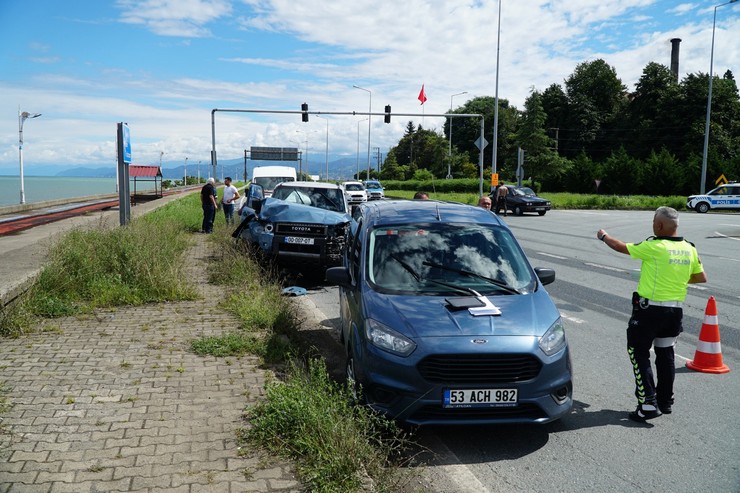 rizenin-pazar-ilcesinde-karadeniz-sahil-yolunda-gurcistan-plakali-cipin-trafik-isiklarinda-bekleyen-3-araca-arkadan-carptigi-kazada-1-kisi-yaralandi-2.jpg