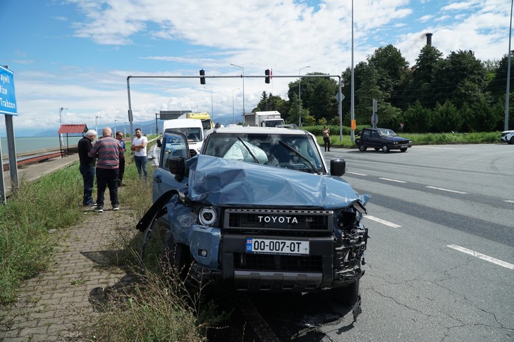 rizenin-pazar-ilcesinde-karadeniz-sahil-yolunda-gurcistan-plakali-cipin-trafik-isiklarinda-bekleyen-3-araca-arkadan-carptigi-kazada-1-kisi-yaralandi-3.jpg