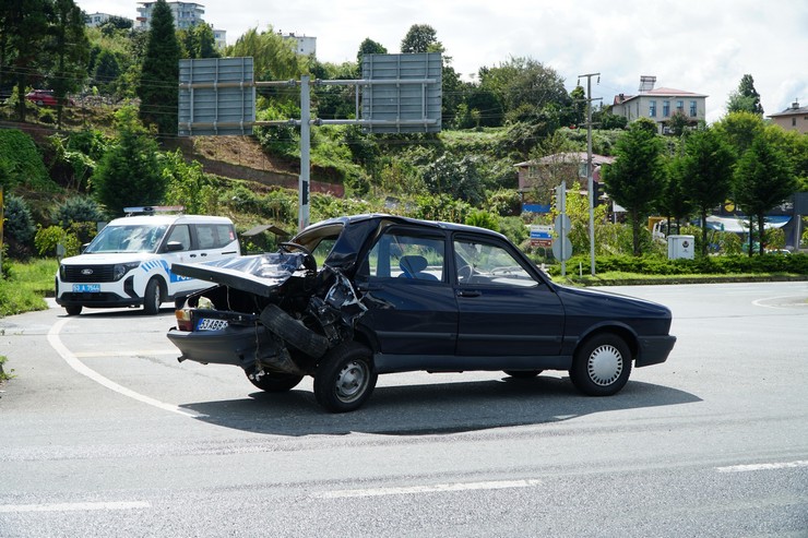 rizenin-pazar-ilcesinde-karadeniz-sahil-yolunda-gurcistan-plakali-cipin-trafik-isiklarinda-bekleyen-3-araca-arkadan-carptigi-kazada-1-kisi-yaralandi-5.jpg