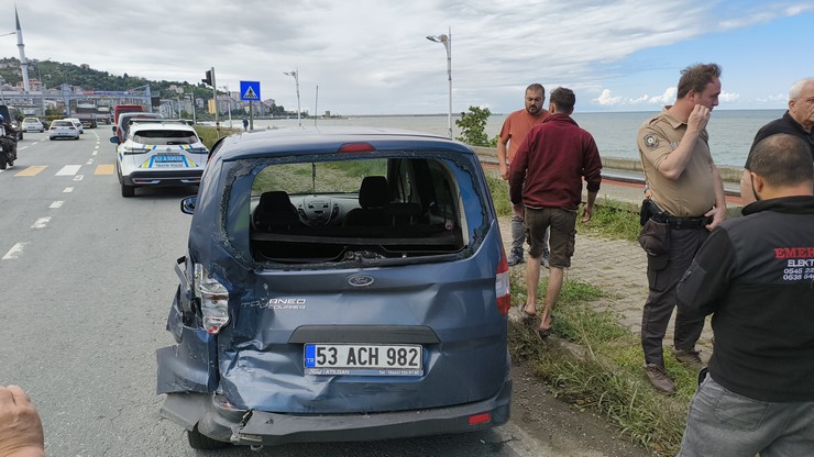 rizenin-pazar-ilcesinde-karadeniz-sahil-yolunda-gurcistan-plakali-cipin-trafik-isiklarinda-bekleyen-3-araca-arkadan-carptigi-kazada-1-kisi-yaralandi-6.jpg