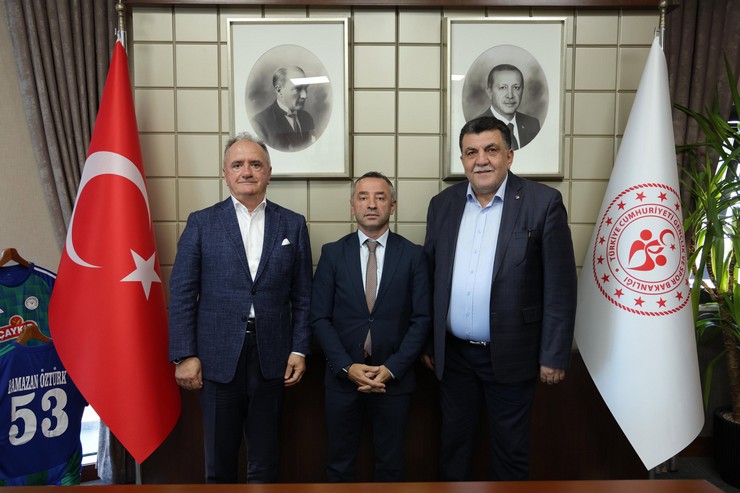 aykur-rizespor-yonetimi-genclik-ve-spor-il-muduru-ramazan-ozturku-ziyaret-etti-kentin-spor-altyapisi-devam-eden-tesislesme-ve-ortak-yatirim-projelerinin-ele-alindigi-gorusmede-1.jpg