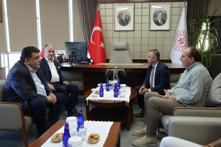 aykur-rizespor-yonetimi-genclik-ve-spor-il-muduru-ramazan-ozturku-ziyaret-etti-kentin-spor-altyapisi-devam-eden-tesislesme-ve-ortak-yatirim-projelerinin-ele-alindigi-gorusmede-4.jpg