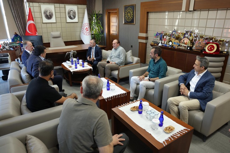 aykur-rizespor-yonetimi-genclik-ve-spor-il-muduru-ramazan-ozturku-ziyaret-etti-kentin-spor-altyapisi-devam-eden-tesislesme-ve-ortak-yatirim-projelerinin-ele-alindigi-gorusmede.jpg