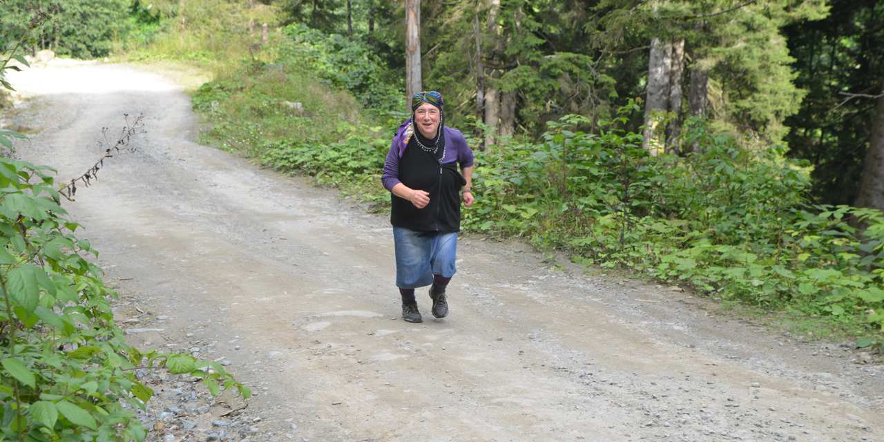 dizlerinde-agri-yureginde-tutku-ayder-1493854-444394.jpg