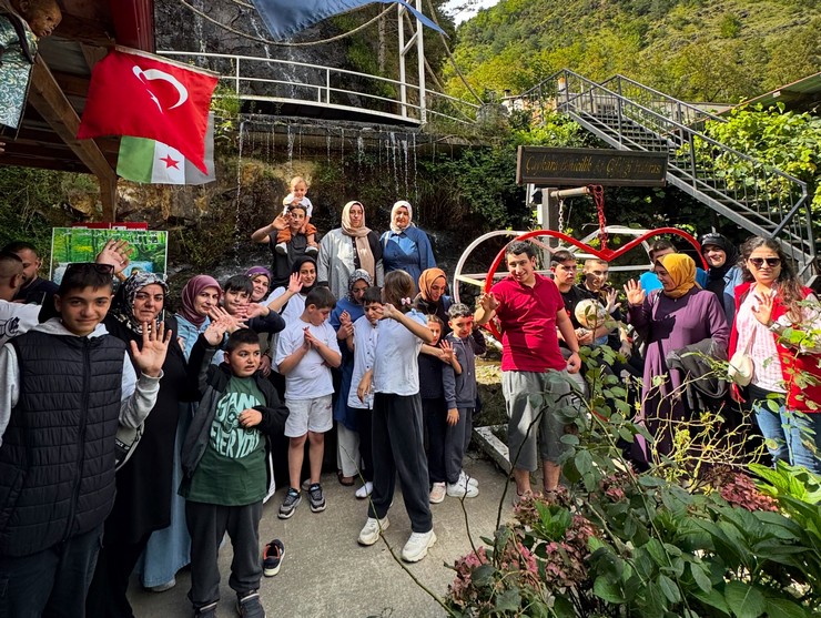 rize-genclik-merkezi-ve-rize-otizmle-mucadele-ve-egitim-dernegi-romed-is-birligiyle-yurutulen-farkindalik-projelerinin-ikinci-etabinda-ozel-gereksinimli-cocuklar-ve-aileleri-dogayla-ve-atlarla-bulust-1.jpg