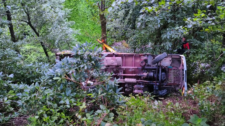 artvinin-kemalpasa-ilcesinde-sarampole-yuvarlanan-yas-cay-yuklu-kamyonun-surucusu-selahattin-yilmaz-62-hayatini-kaybetti.jpg