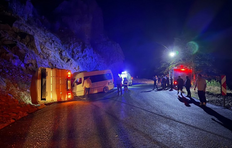 giresunda-minibus-ile-kamyonetin-carpistigi-kazada-23-kisi-yaralandi-3.jpg
